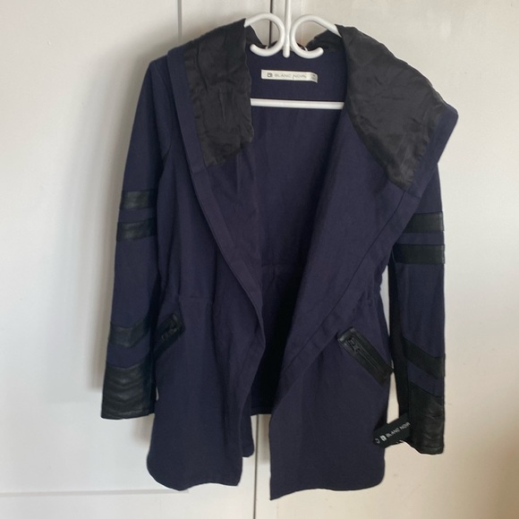 Comfortable hooded travel jacket - Picture 2 of 5